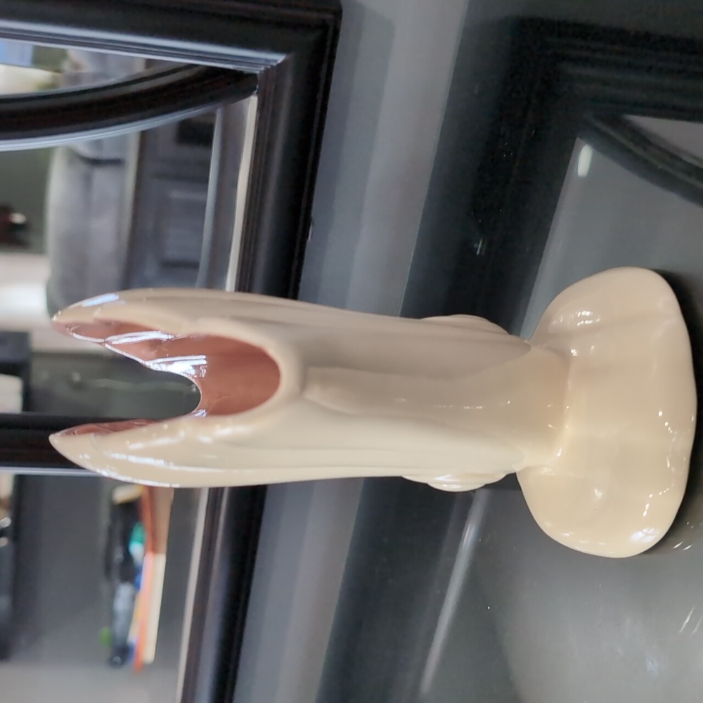 Red Wing Cream Ceramic Shell Vase - Picture 3 of 4